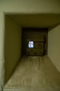 Een kijk- schietgat in de Seyss Inquart bunker.
