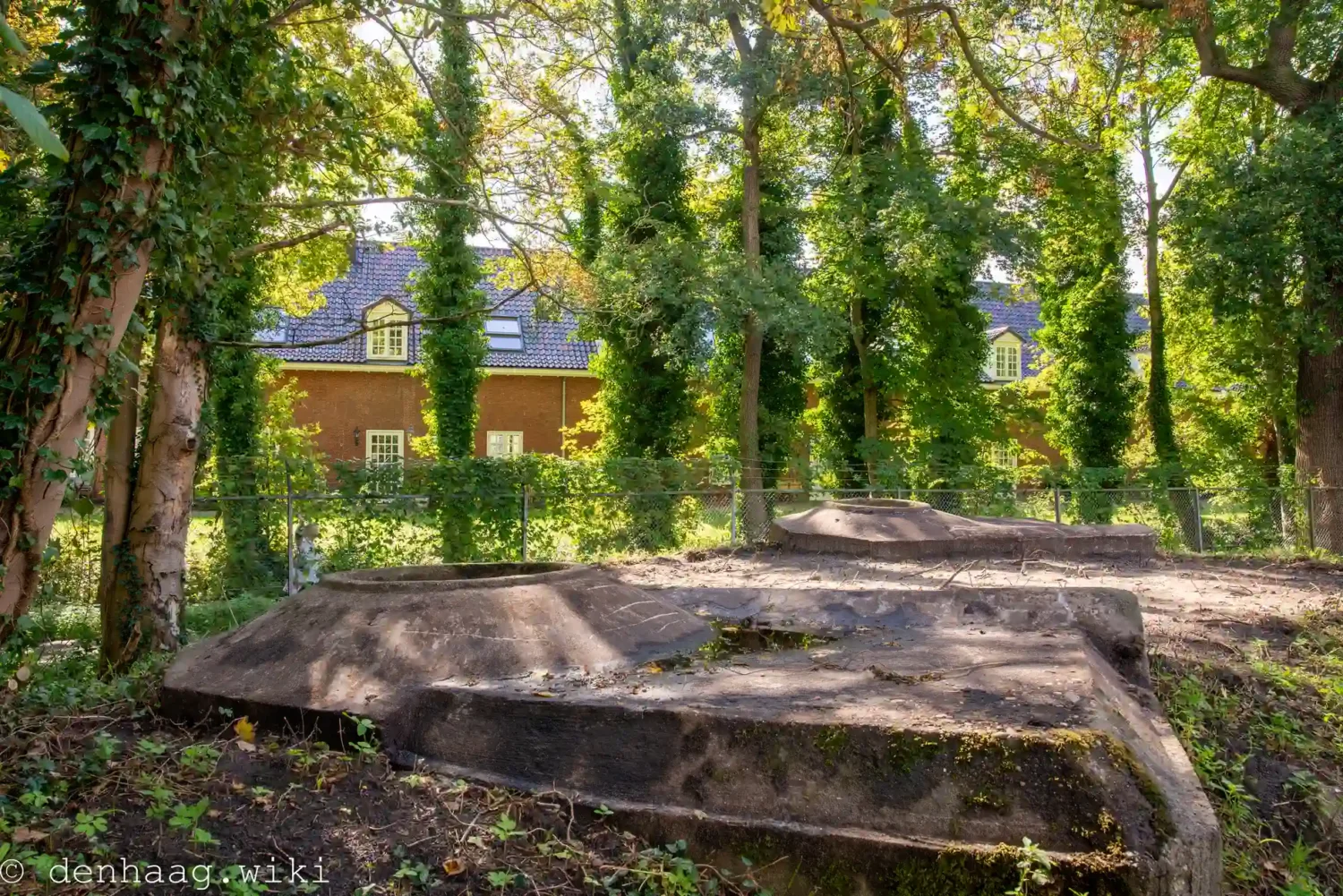 De kleine bunkers naast de grote bunker.