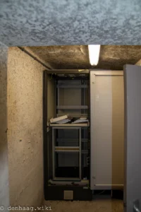 Een door de Koninklijke Landmacht achtergelaten kast.