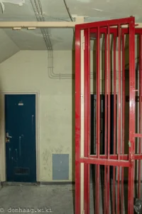 In de bunker werd een Onkruidhek geplaatst. Dit om te voorkomen dat de actiegroep Onkruid dieper de bunker kon binnendringen.