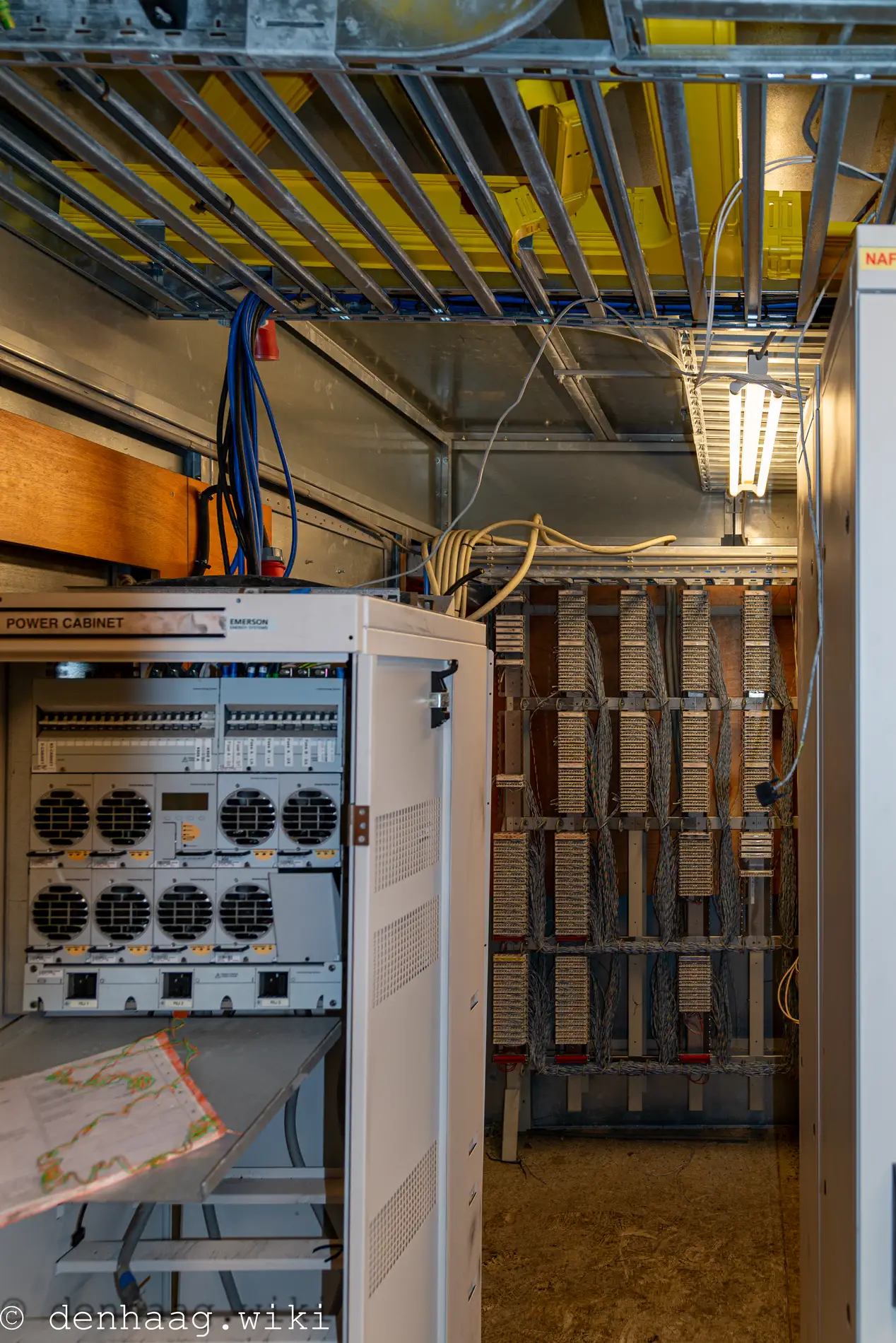 De stroom en datavoorziening werd beschermd in een kooi van Faraday.